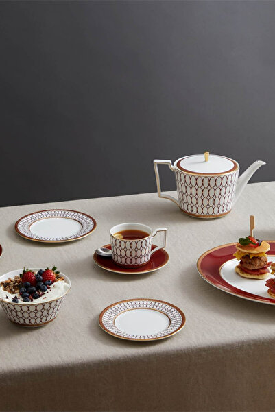 Wedgwood طبق بورسلين أحمر عميق من رينيسانس، 22 سم - أحمر