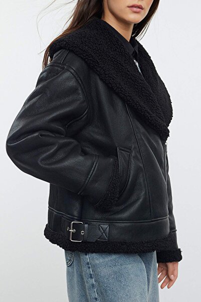 Trendyol Kollektion Schwarzer Oversize-Mantel aus Kunstleder mit Plüschdetail...