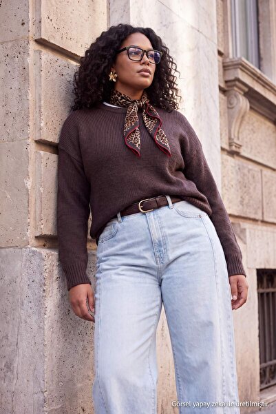 Trendyol Curve Wardrobe Essentials Brauner Pullover mit weicher Textur und we...