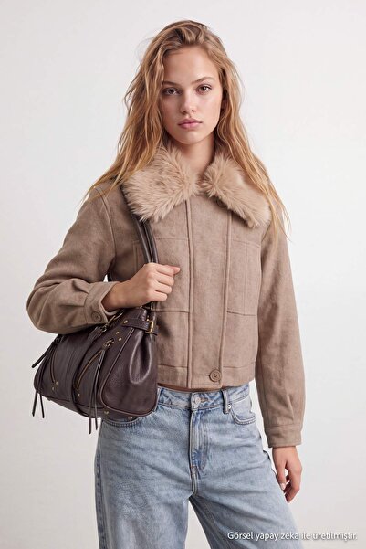 Trendyol Collection معطف فرو المنك كبير الحجم مع ياقة من الفرو TWOAW27MO00115