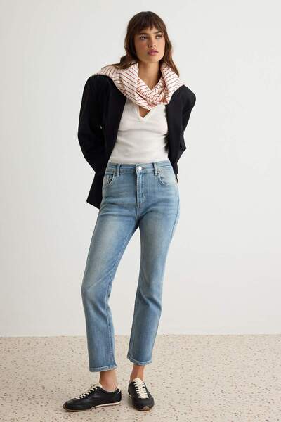 Trendyol Collection بنطلون جينز أزرق متوسط ​​المرنة بخصر عالٍ وطول الكاحل بقص...