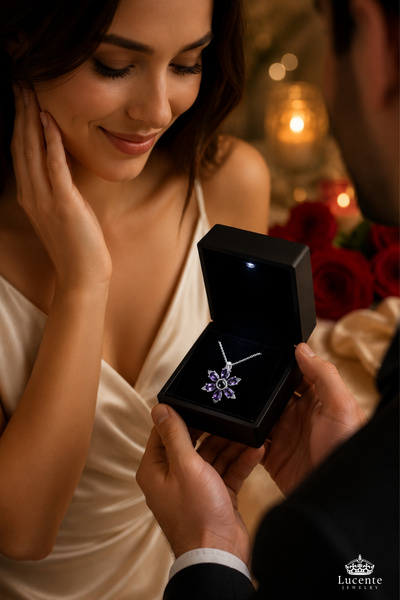 Lucente Jewellery Işıklı Hediye Kutulu 925 Ayar Luxury Serisi 100 Dilde Seni Seviyorum Yazan Gümüş Özel Gün Hediyesi Projeksiyon 45 Cm Zincirli Sonsuz Aşk Simgesi Küpe Hediyeli Mor Kamelya Lotus Çiçeği Kadın Kolye
