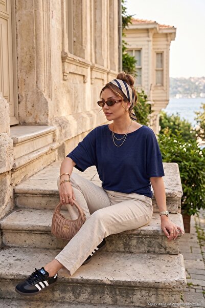 Lela تي شيرت نسائي بأكمام خفيفة وتفاصيل مزخرفة من Standard Fit 5866962