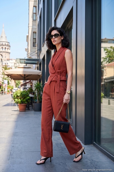 Lela Costum de damă cu vestă la două rânduri de nasturi, cu detaliu de legare...