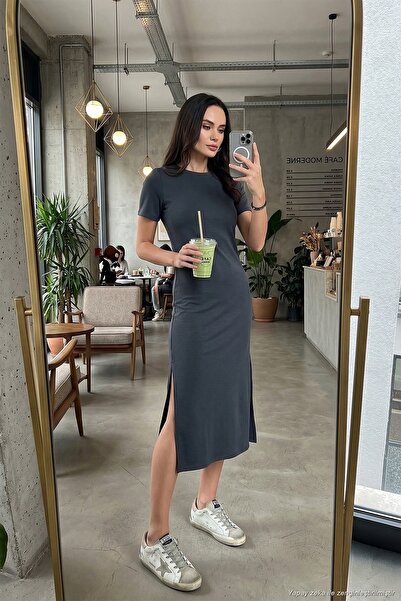 Lela Rochie midi cu croială normală, decolteu tip crewneck și detaliu cu șliț...