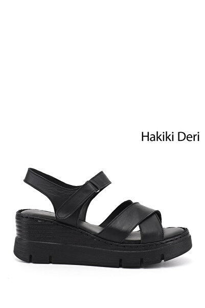 GÖNDERİ(R) Kadın Siyah Çapraz Bantlı Dolgu Topuklu Hakiki Deri Sandalet