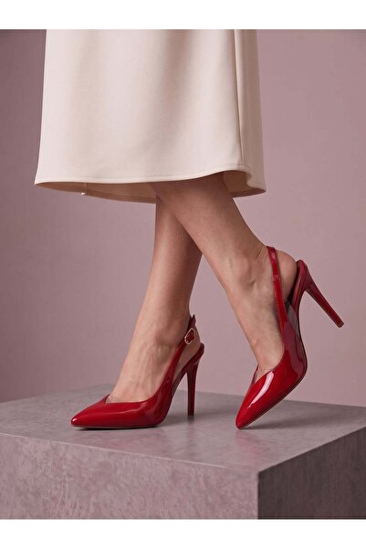 Güllü Shoes حذاء سلينجباك من الجلد الأحمر اللامع بتفاصيل شفافة وكعب ستيليتو م...