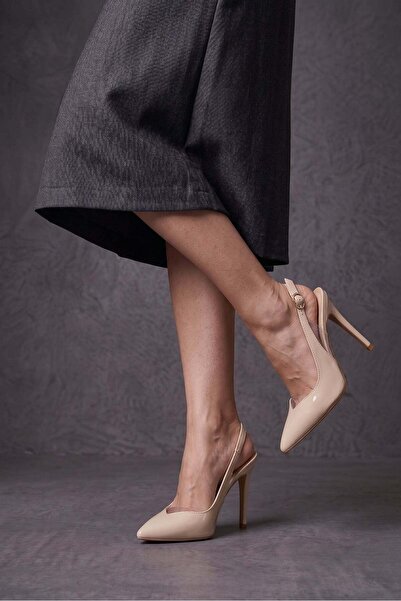 Güllü Shoes حذاء كعب عالي من الجلد الكريمي اللامع بتفاصيل شفافة وحزام خلفي وك...