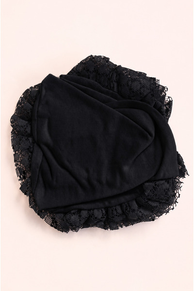 Sacce Scarves&Accessories Topuzlu Tesettür Bonesi %100 Pamuk Dantelli Hacimli Arkadan Bağlamalı Siyah Beyaz