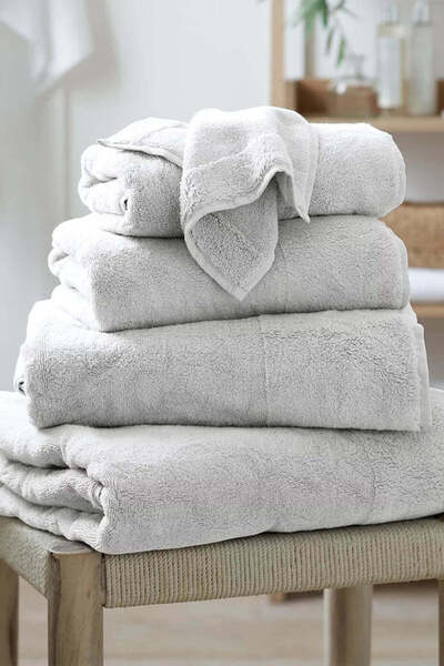 THE WHITE COMPANY منشفة حمام كلاسيكية من هيدروكوتون 100% قطن - رمادية، 115 × ...