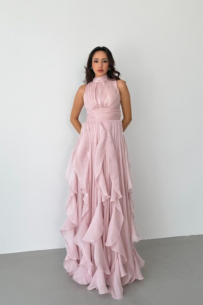 Serica Moda Μακρύ βραδινό φόρεμα με λαιμόκοψη halter και βολάν σε σχήμα πούδρας