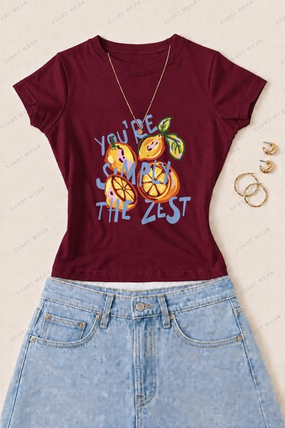 SVART WEAR تي شيرت نسائي ضيق من القطن والليكرا مطبوع عليه Simply the Zest Lem...