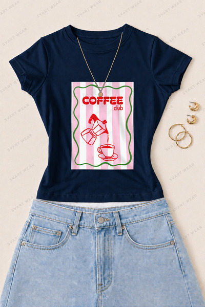 SVART WEAR تي شيرت نسائي ضيق من القطن الليكرا مطبوع عليه Coffee Club - أزرق داكن