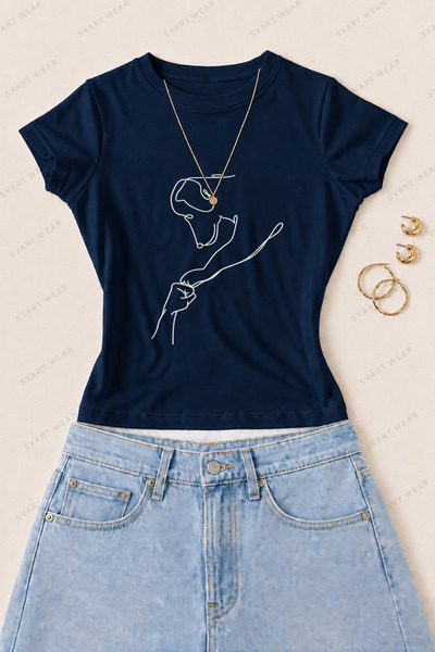 SVART WEAR تي شيرت نسائي ضيق من القطن الليكرا مطبوع عليه رسم الإنسان والكلب -...