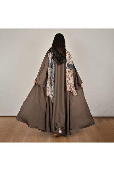 HAWRAA ABAYA عباية لف باللون البني بقصة كلوش وأكمام واسعة مع طرحة مشجرة طقم