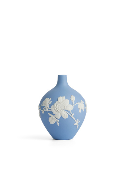 Wedgwood Μικρό πορσελάνινο βάζο σε μπλε τζάσπερ με άνθος μανόλιας, 14 εκ.