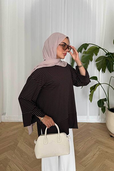 LOCCO سويت شيرت نسائي مخطط بتفاصيل مشقوقة باللون البني