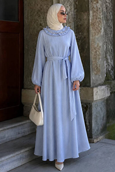 N.S NEVA STYLE Blaues Hijab-Kleid mit Rüschensaum und Cape-Detail 5328M