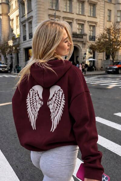 Mad&Calf سويت شيرت نسائي كبير الحجم مزين بطبعة أجنحة الملاك وقلنسوة من الصوف