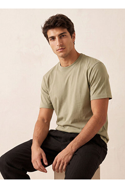 FAV Basic Relaxed Fit Crew Neck Short Sleeves T-shirt