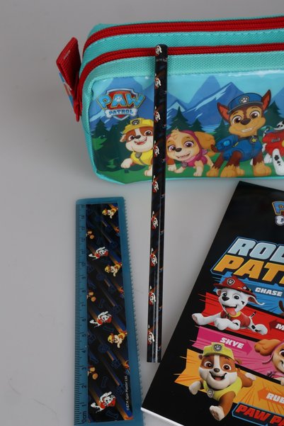PAW PATROL حقيبة أقلام مرخصة من x Dekomus مع مجموعة أدوات مكتبية مكونة من 6 قطع، دفتر ملاحظات، قلم رصاص، مسطرة، ممحاة، مبراة أقلام.