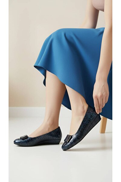 mikay shoes Premium Kroko Desen Toka Detaylı Dolgu Topuk Konforlu & Şık Kadın...