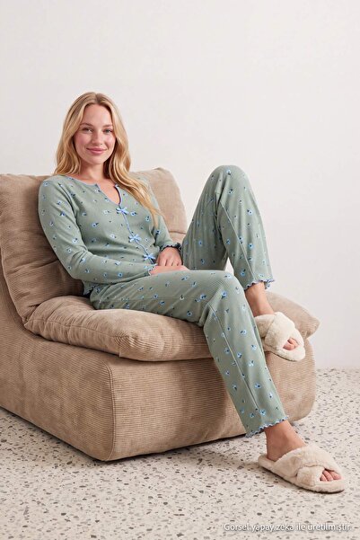 Trendyol Kollektion Grünes Pyjama-Set aus 100 % Baumwolle mit Blumenmuster un...