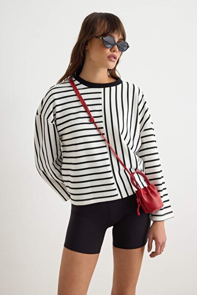 Trendyol Collection تي شيرت محبوك بخطوط سوداء إكرو وياقة دائرية مع تفاصيل متب...