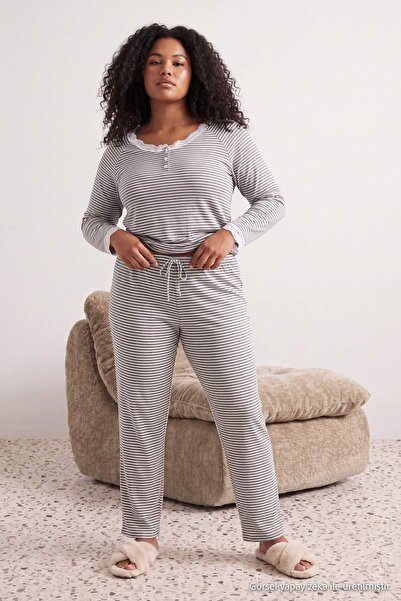 Trendyol Curve Grau gestreiftes, gerüschtes, weiches, gestricktes Pyjama-Set ...