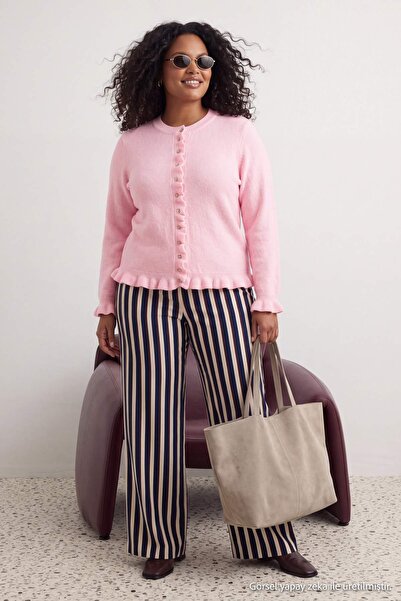 Trendyol Curve Rosa Strickjacke mit Knöpfen und Schwungrad-Detail aus weichem...