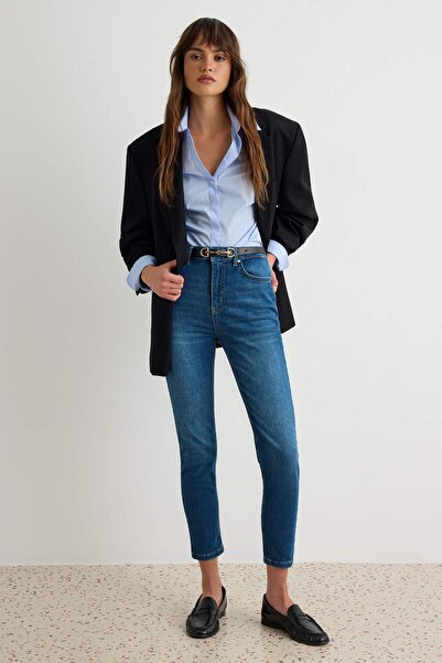 Trendyol Collection جينز ضيق عالي الخصر باللون الأزرق الداكن ومرن للغاية TWOA...