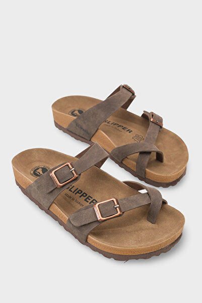 Capone Outfitters شبشب نسائي بكعب مسطح ومشبك مزدوج