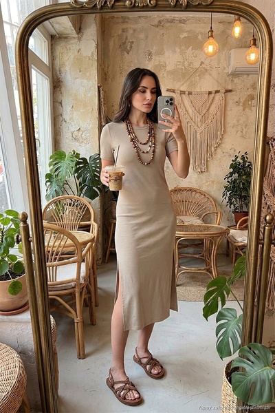 Lela Rochie midi cu croială normală, decolteu tip crewneck și detaliu cu șliț...