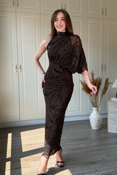 Dilay Gökoğlu Butik Κομψό, αστραφτερό, μάξι φόρεμα από τούλι σε καφέ απόχρωση...