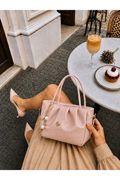 ESTUTE CHARM DETAYLI EL ÇANTASI ÖLÇÜ UZUNLUK 18 CM EN 28 CM GENİŞLİK 8