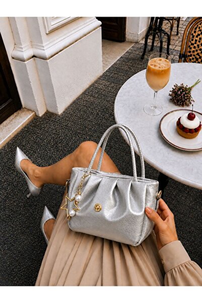 ESTUTE CHARM DETAYLI EL ÇANTASI ÖLÇÜ UZUNLUK 18 CM EN 28 CM GENİŞLİK 8
