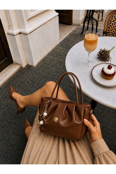 ESTUTE CHARM DETAYLI EL ÇANTASI ÖLÇÜ UZUNLUK 18 CM EN 28 CM GENİŞLİK 8