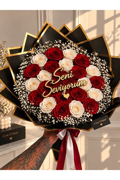 Solmayan Kırmızı Beyaz Saten Gül Buketi – Seni Seviyorum Yazılı Lüks Tasarım