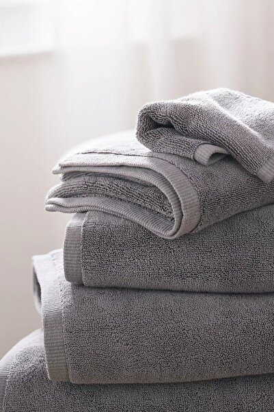 THE WHITE COMPANY منشفة حمام من القطن التركي العضوي 100% - رمادي غامق، 70 × 1...