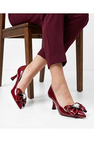 DUDYEN SHOES Дамски бордо лачени обувки на ток 7 см с панделка и камъни