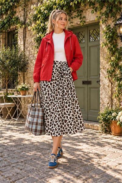 Neşeli Butik سترة نسائية موسمية ذات غطاء رأس أحمر وتفاصيل مزينة بالدبابيس NBHT10