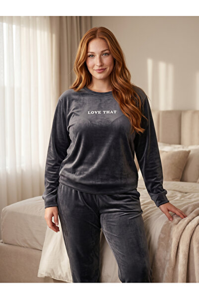Estiva Kadın Everything Yazılı Büyük Beden Kadife Pijama Takımı