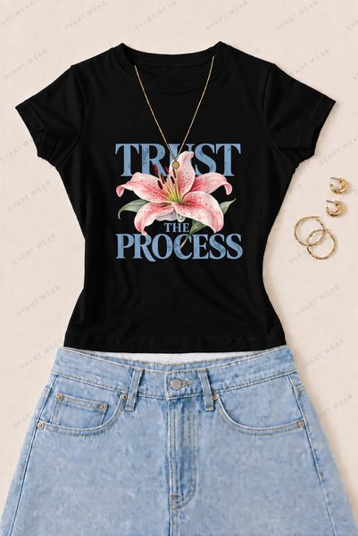 SVART WEAR تي شيرت نسائي من Trust the Process مطبوع عليه زهور من القطن والليك...