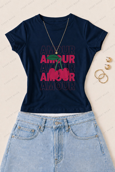 SVART WEAR تي شيرت نسائي ضيق من القطن والليكرا مطبوع عليه Amour Cherry - أزرق...