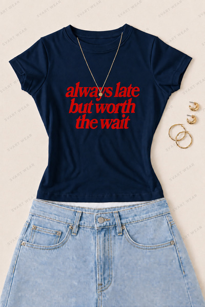 SVART WEAR تي شيرت نسائي ضيق من القطن الليكرا مطبوع عليه نصوص Always Late - أ...
