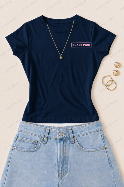 SVART WEAR تي شيرت نسائي ضيق من القطن الليكرا مطبوع عليه نص Blackpink - أزرق ...