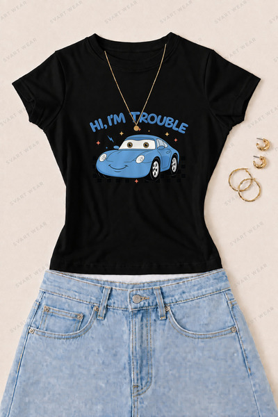 SVART WEAR تي شيرت نسائي ضيق من القطن والليكرا مطبوع عليه عبارة "Hi I'm Troub...
