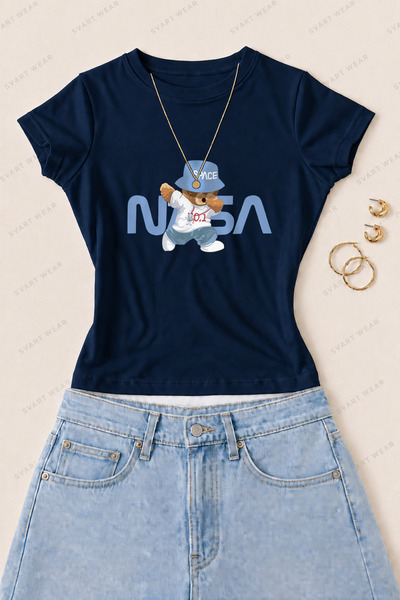 SVART WEAR تي شيرت نسائي ضيق من القطن الليكرا مطبوع عليه Space Teddy Bear - أ...
