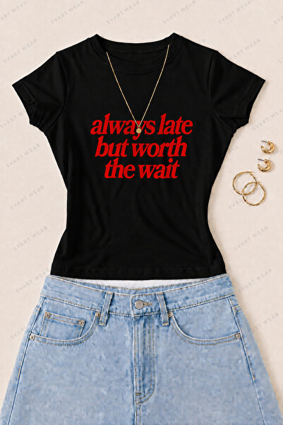 SVART WEAR Γυναικείο μπλουζάκι Always Late με τυπωμένη τιπογραφία από βαμβάκι...