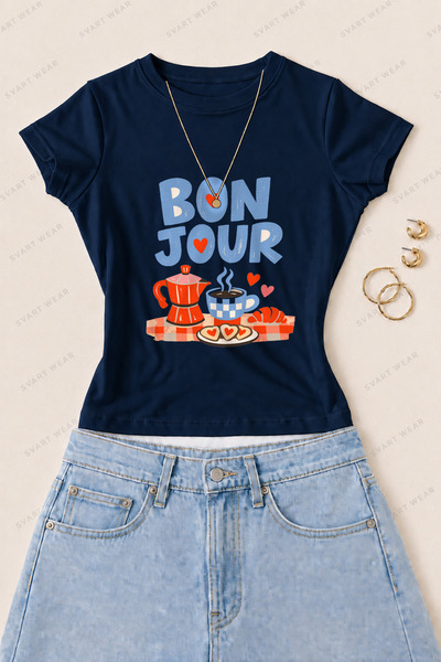 SVART WEAR تي شيرت نسائي ضيق من القطن الليكرا مطبوع عليه Bonjour Coffee - أزر...